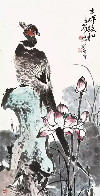 一只鸟停留在石头上有几朵荷花陪伴着