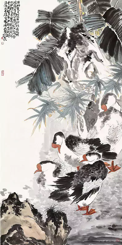 一群鹅在河边玩耍 周围的棕榈