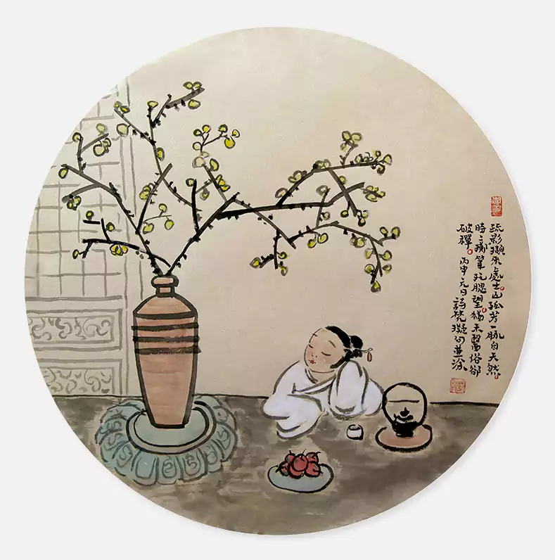 一个女人伏案思考 桌上有花瓶插花