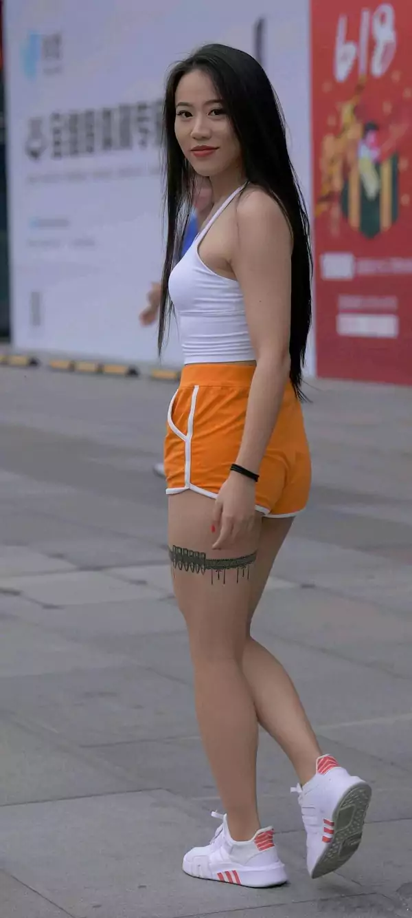 穿白褂子的女子