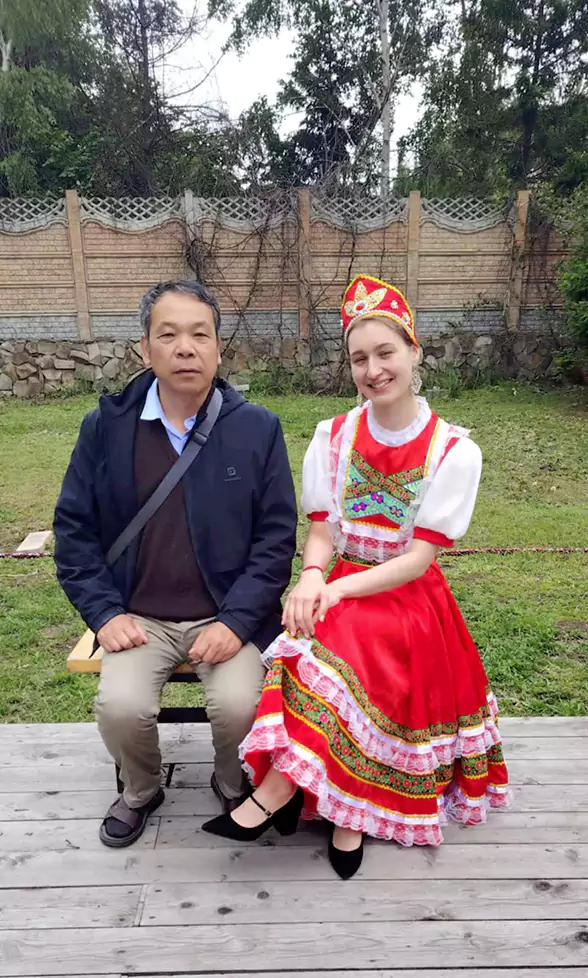 洛阳市民外出旅游同境外女郎合拍的照片