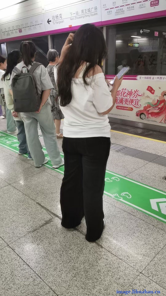 洛阳地铁的站台上的背影