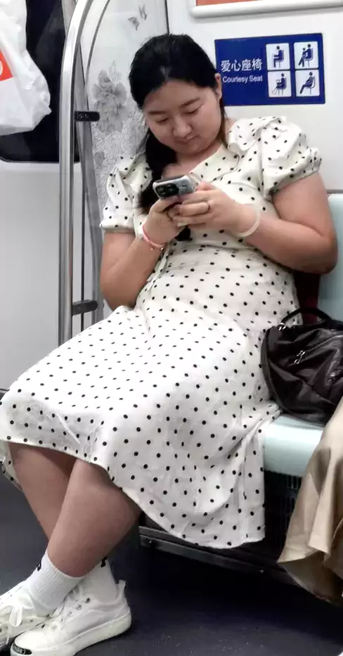 专心看手机的丰满女孩