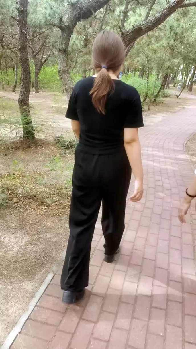 叶伊丹在威海南海新区万亩松林领路