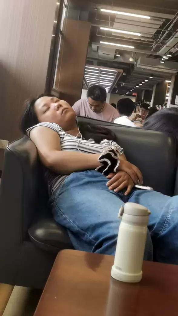 在图书馆酣睡的读者