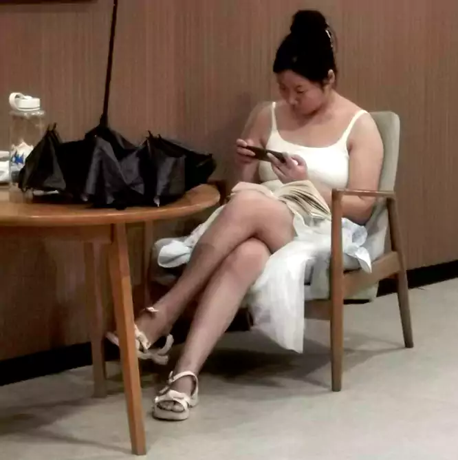 图书馆的读书者 图书馆的读书者