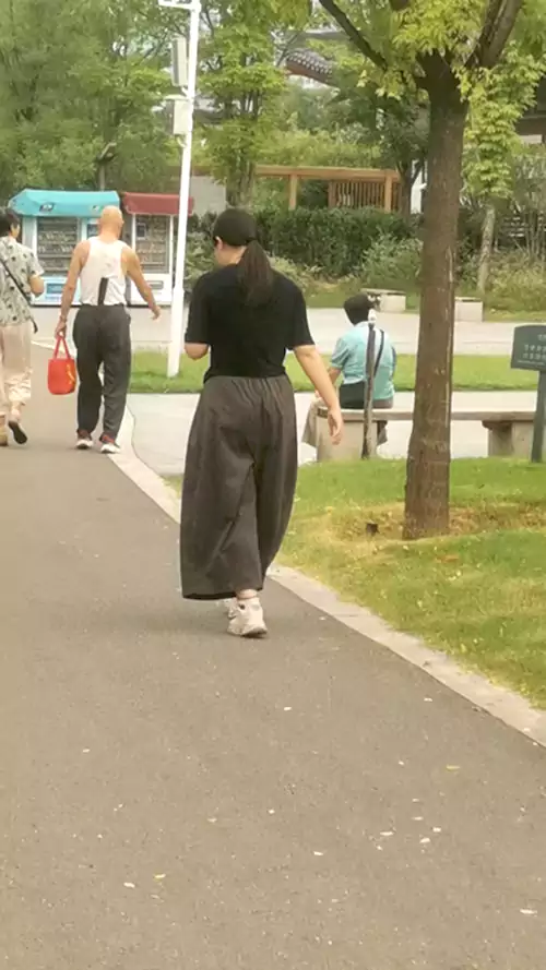 大运河公园遇女子捂肚子
