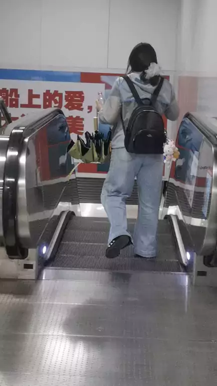 背包女子的背影